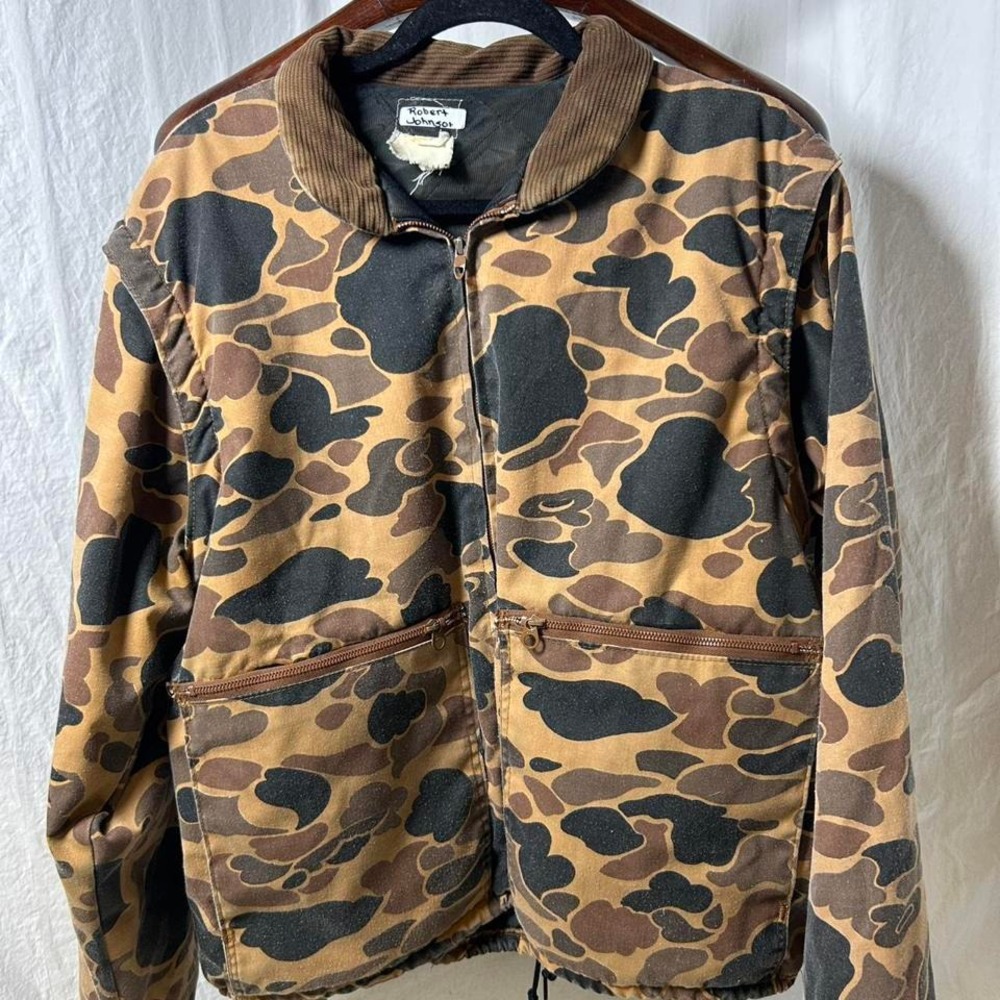 1980s camo jacket with brown and tan pattern, featuring a full zip and button‎
